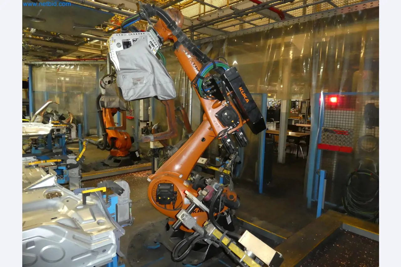 Robots, welding equipment and assembly accessories from the automotive industry-70