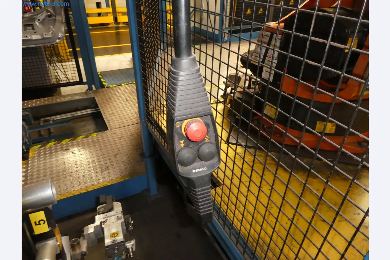 Robots, equipos de soldadura y accesorios de montaje de la industria del automóvil-5