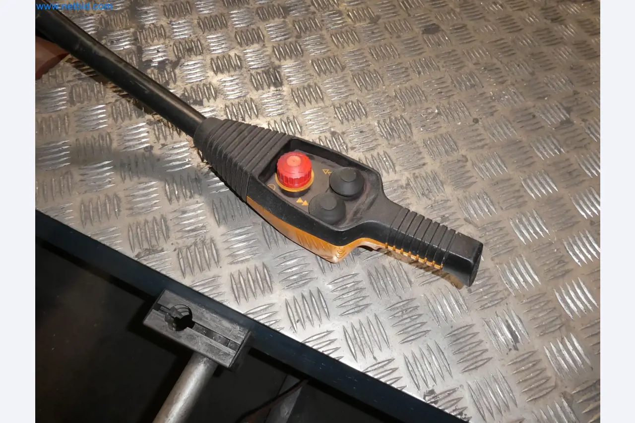 Robots, equipos de soldadura y accesorios de montaje de la industria del automóvil-7