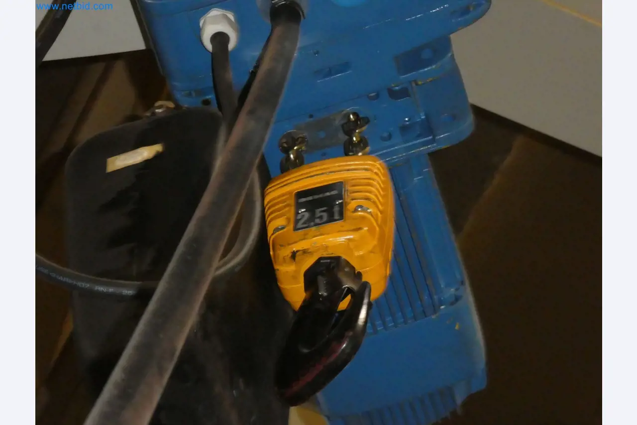 Robots, equipos de soldadura y accesorios de montaje de la industria del automóvil-8