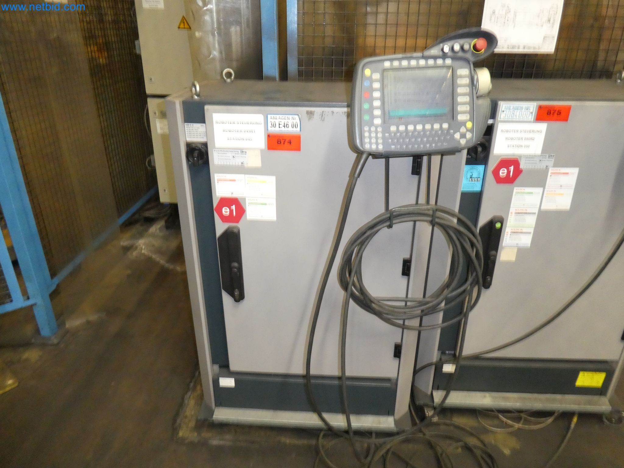 Robots, welding equipment and assembly accessories from the automotive industry-105