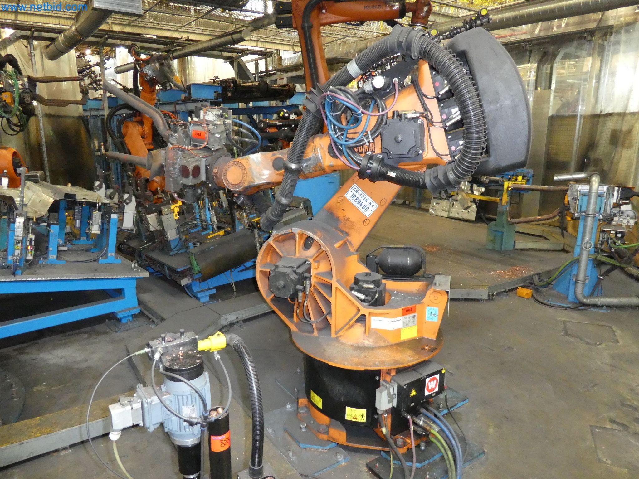 Robots, welding equipment and assembly accessories from the automotive industry-109