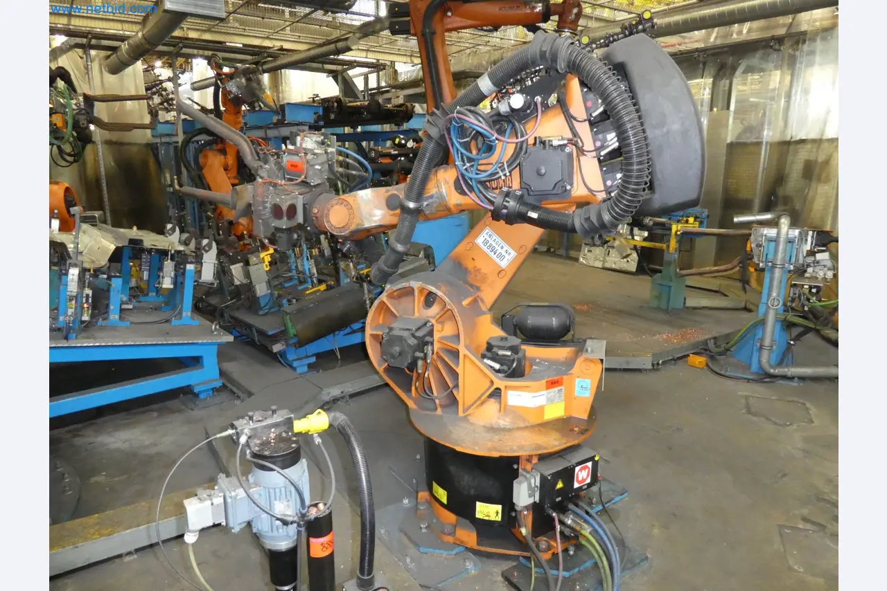 Robots, welding equipment and assembly accessories from the automotive industry-109