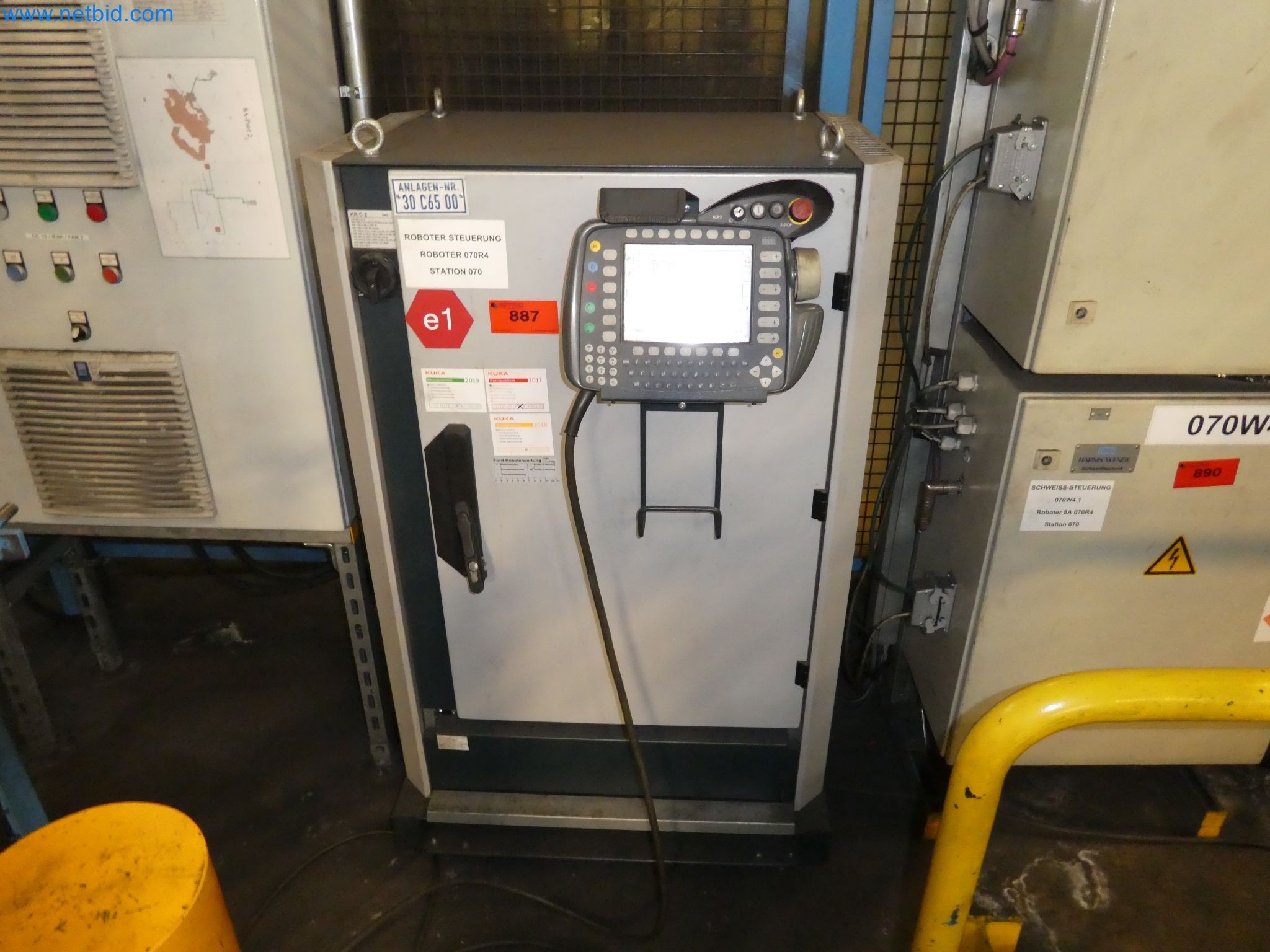 Robots, welding equipment and assembly accessories from the automotive industry-110