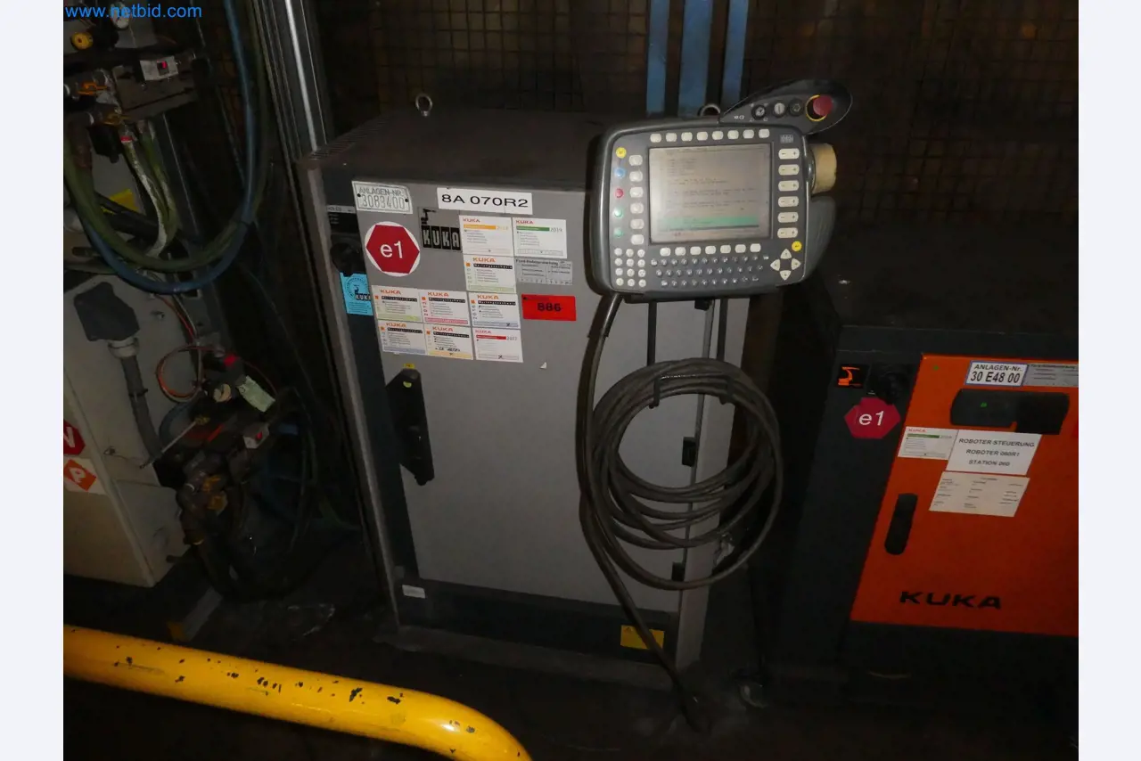 Robots, welding equipment and assembly accessories from the automotive industry-113