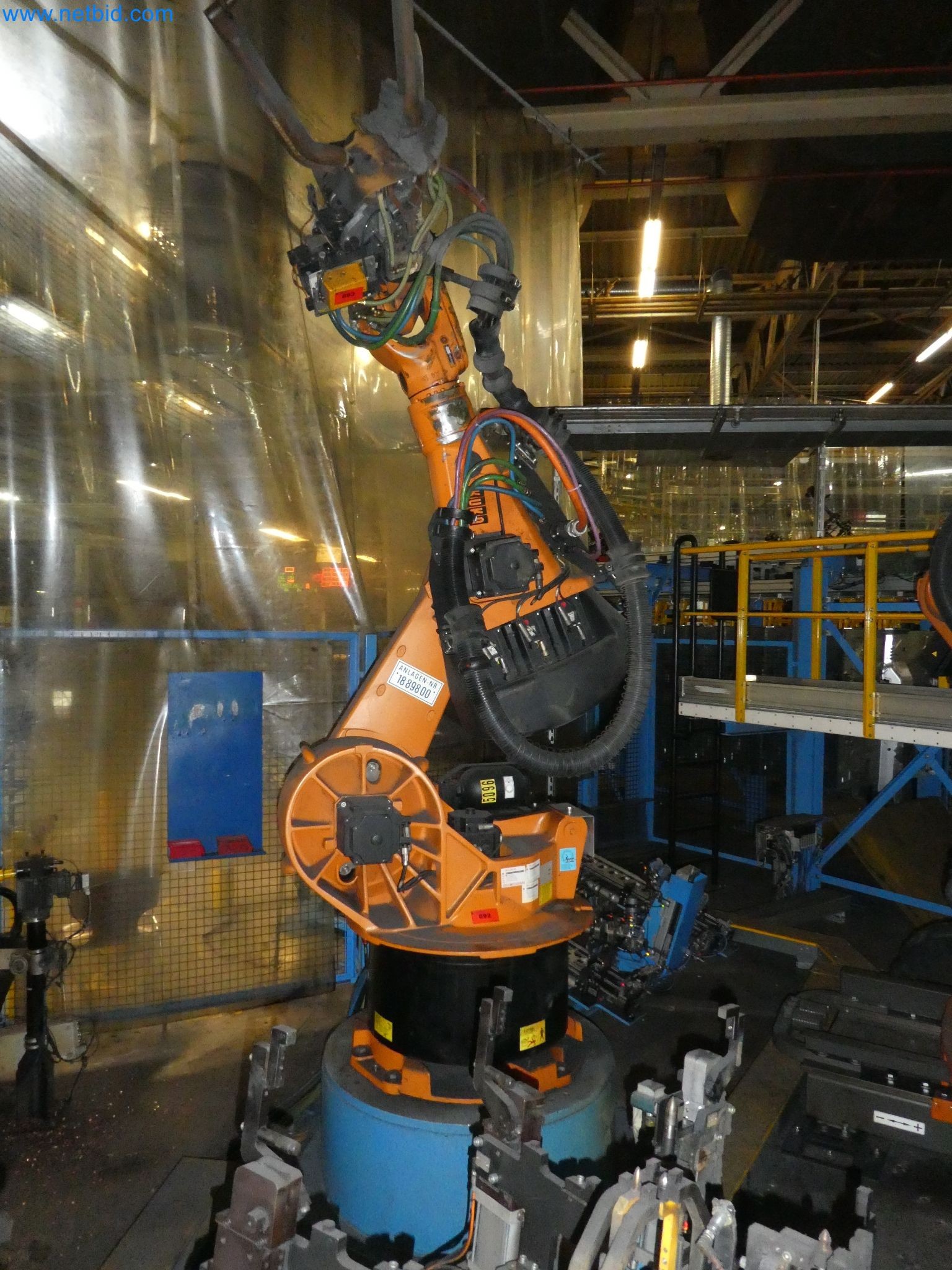 Robots, welding equipment and assembly accessories from the automotive industry-114