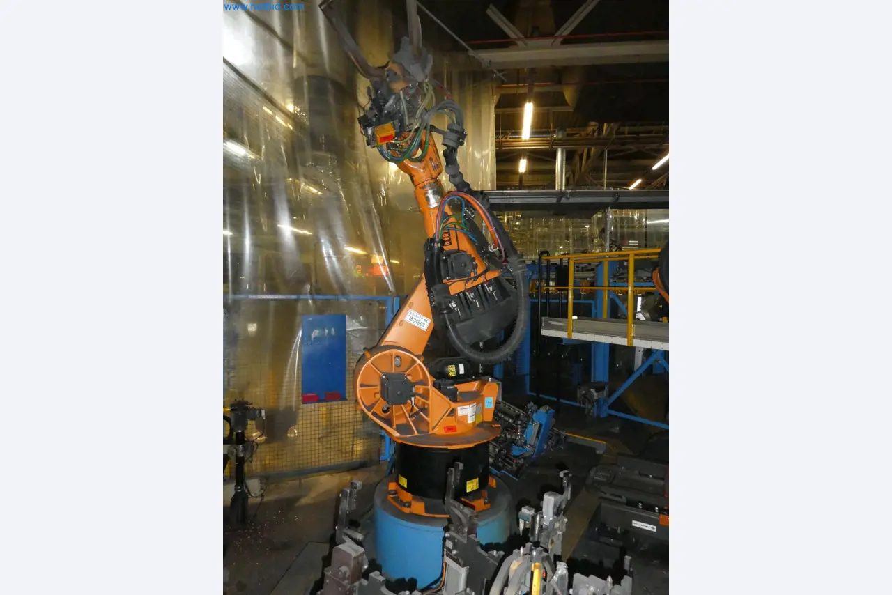 Robots, welding equipment and assembly accessories from the automotive industry-114