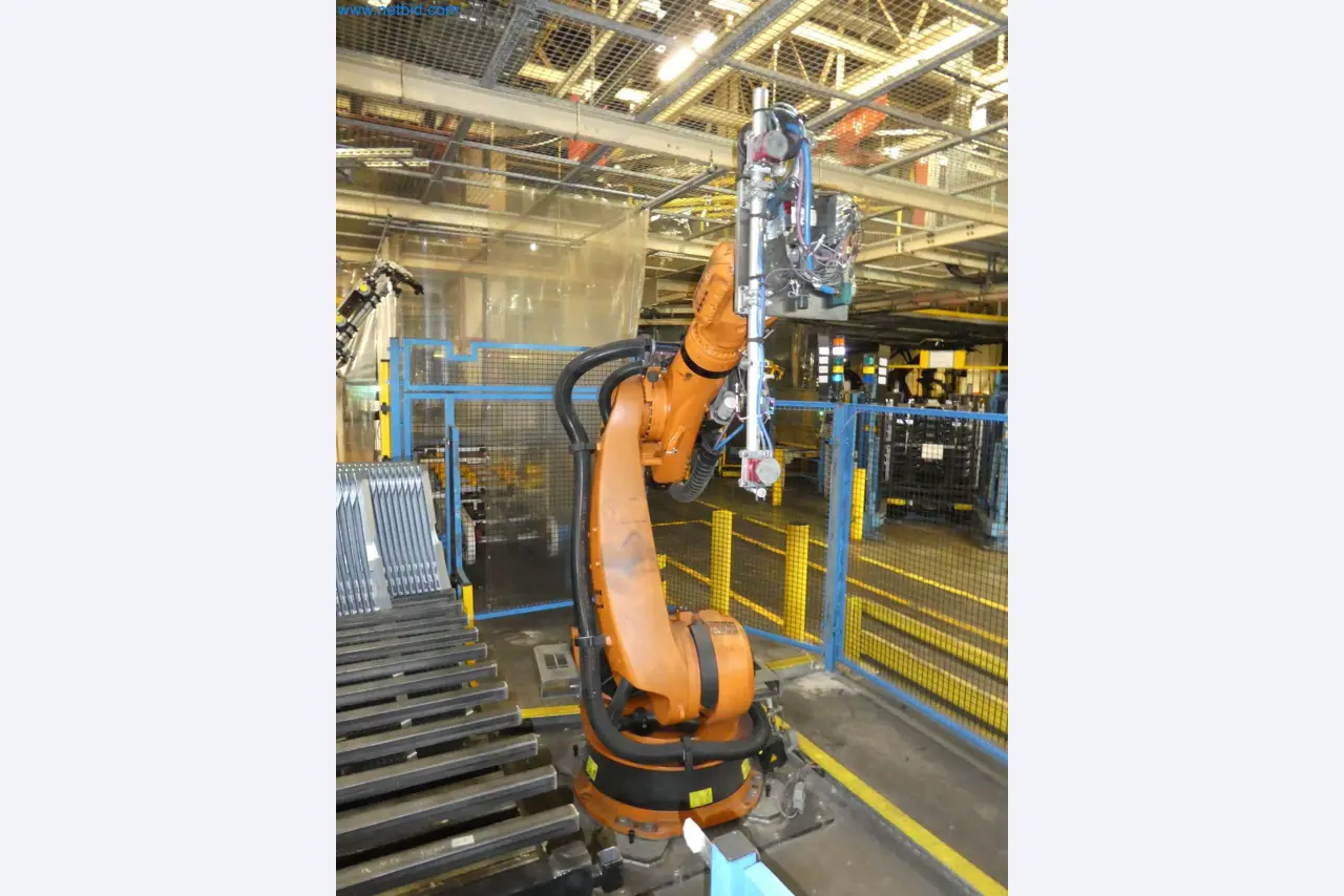 Robots, welding equipment and assembly accessories from the automotive industry-11