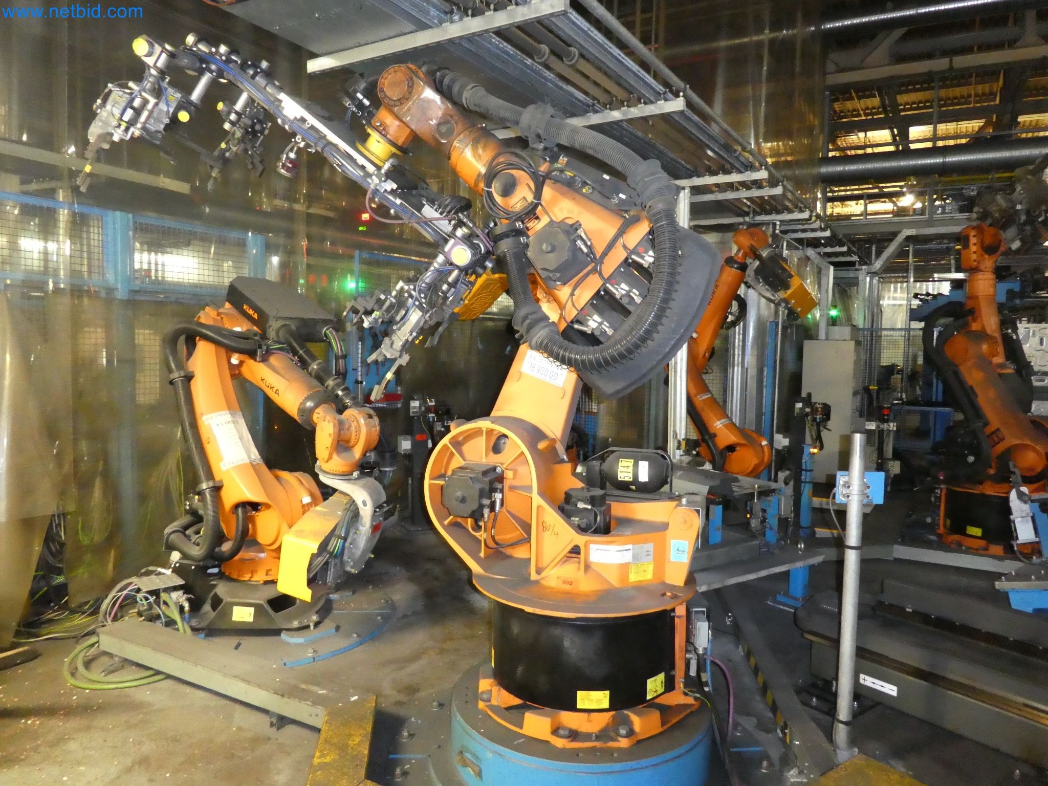 Robots, welding equipment and assembly accessories from the automotive industry-120