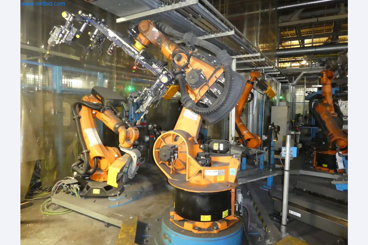 Robots, welding equipment and assembly accessories from the automotive industry-120