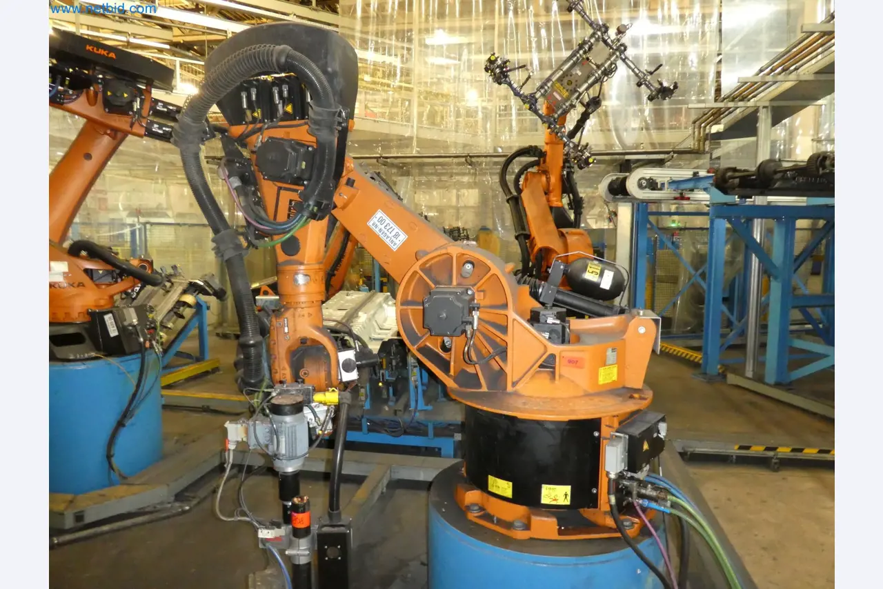 Robots, welding equipment and assembly accessories from the automotive industry-124