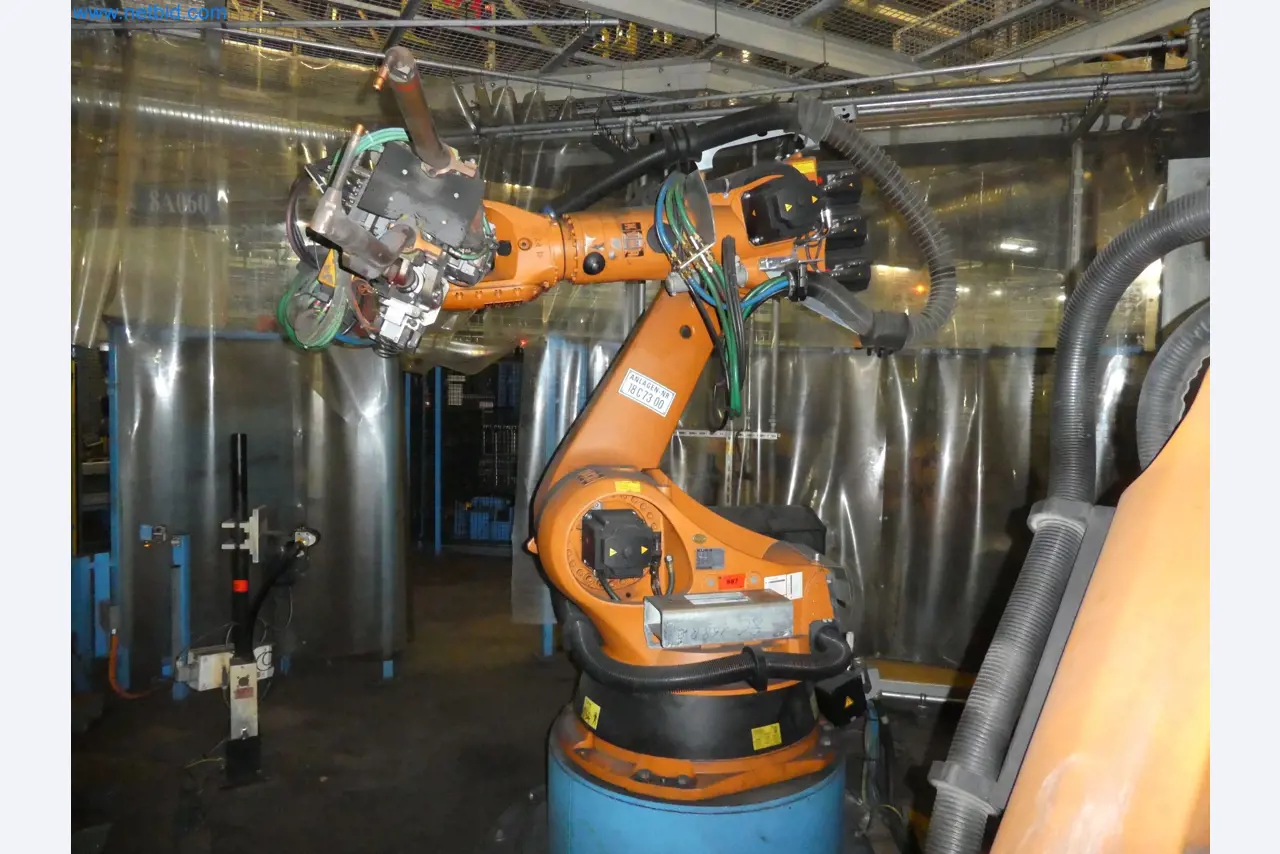 Robots, welding equipment and assembly accessories from the automotive industry-125