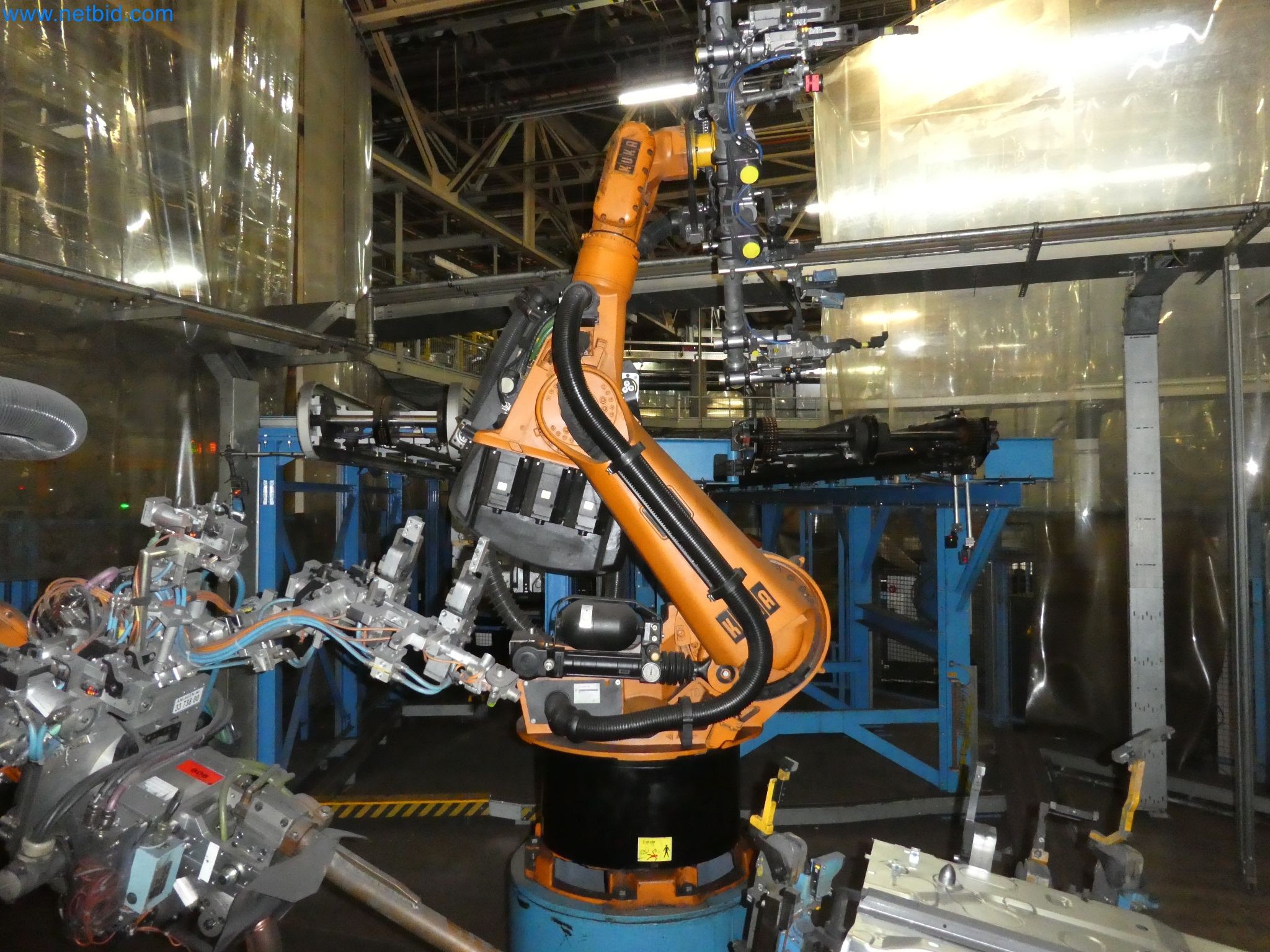 Robots, welding equipment and assembly accessories from the automotive industry-129