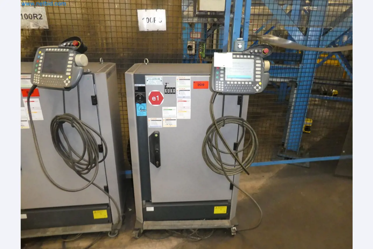 Robots, welding equipment and assembly accessories from the automotive industry-133