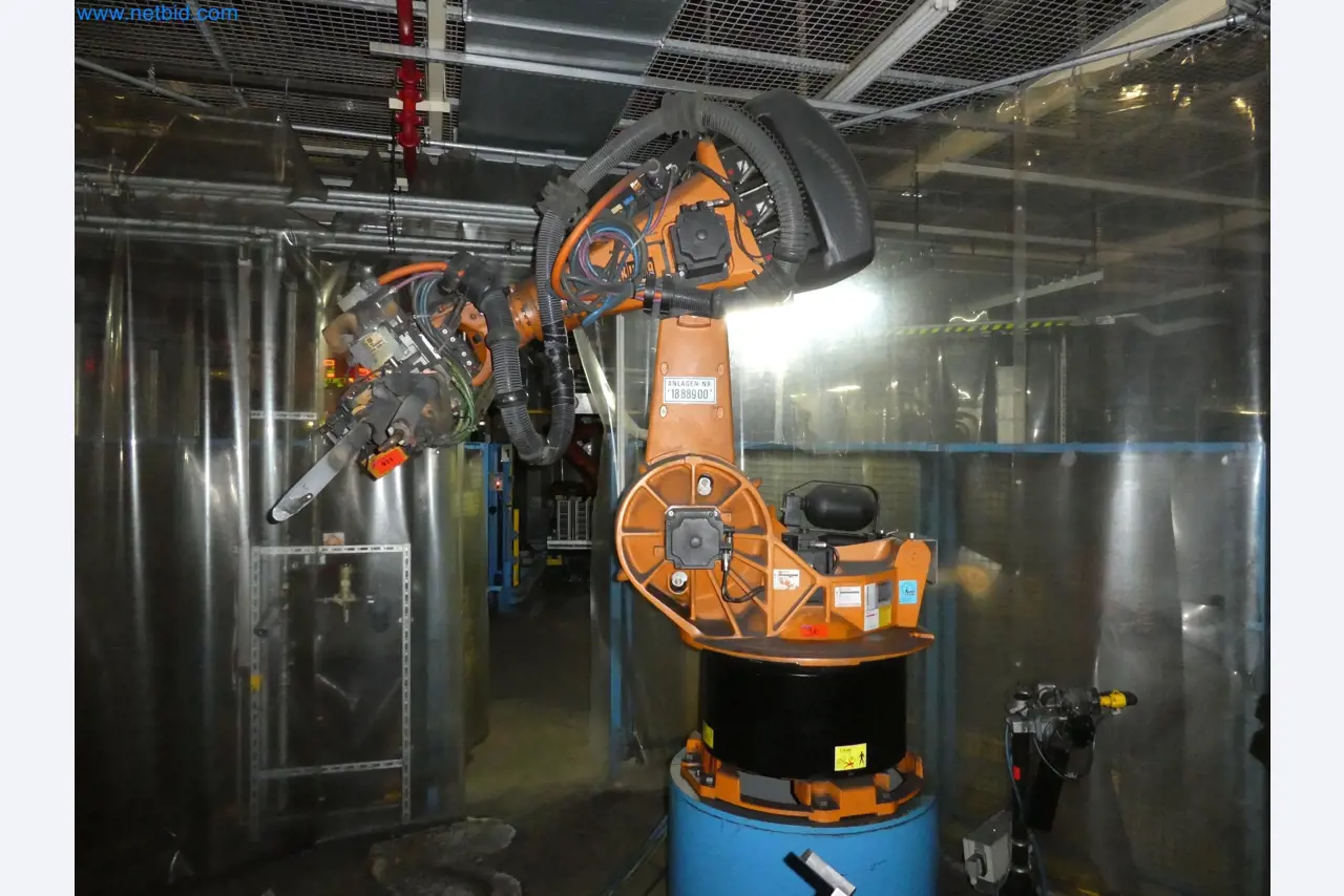 Robots, welding equipment and assembly accessories from the automotive industry-134