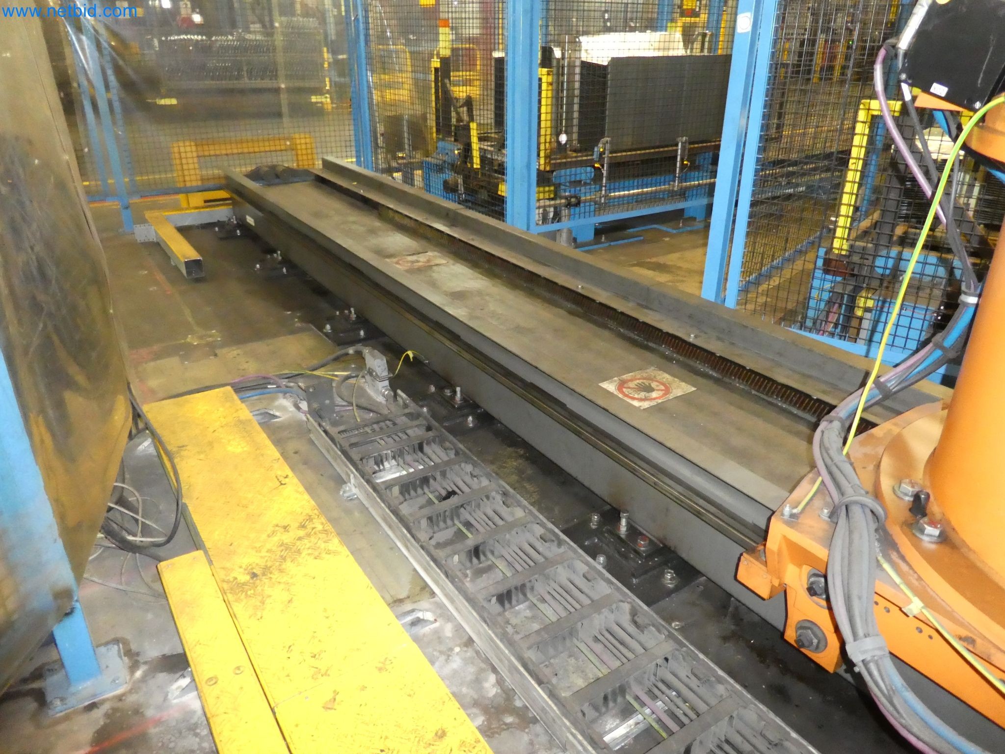 Robots, welding equipment and assembly accessories from the automotive industry-22