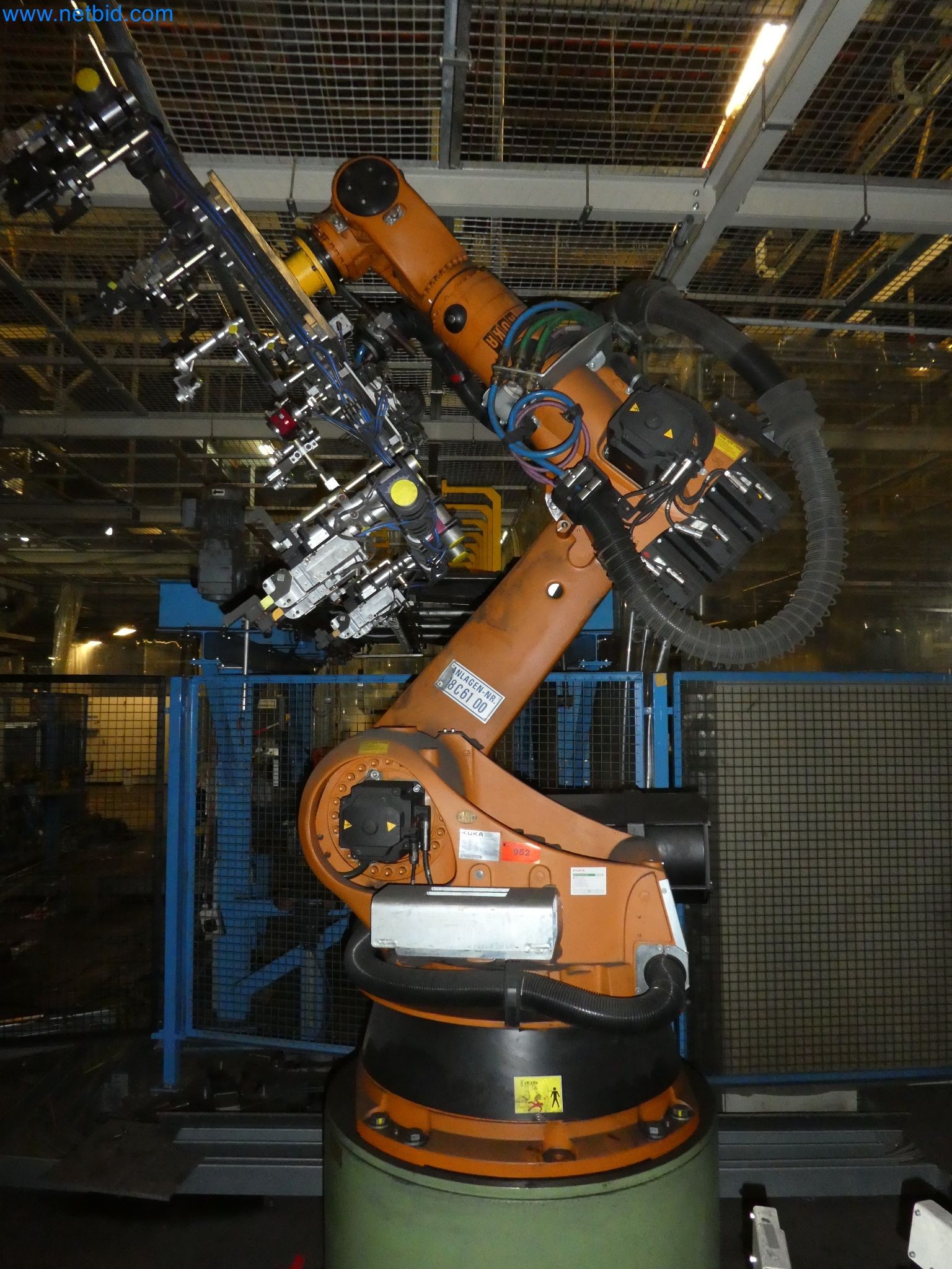 Robots, welding equipment and assembly accessories from the automotive industry-31