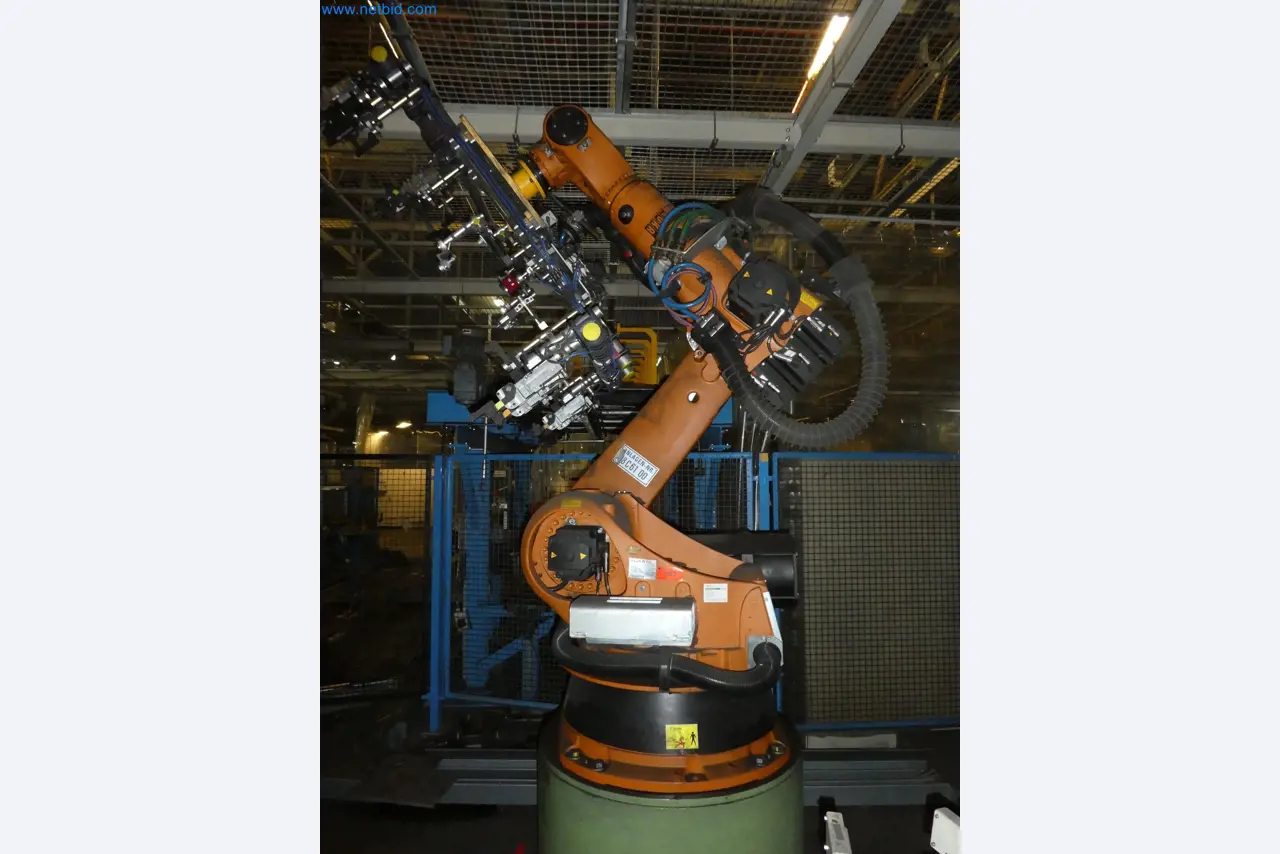 Robots, welding equipment and assembly accessories from the automotive industry-31
