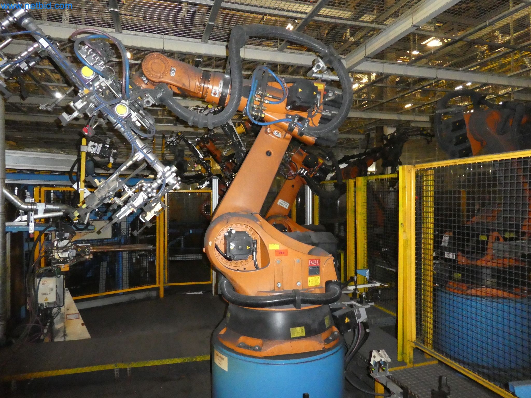 Robots, welding equipment and assembly accessories from the automotive industry-38