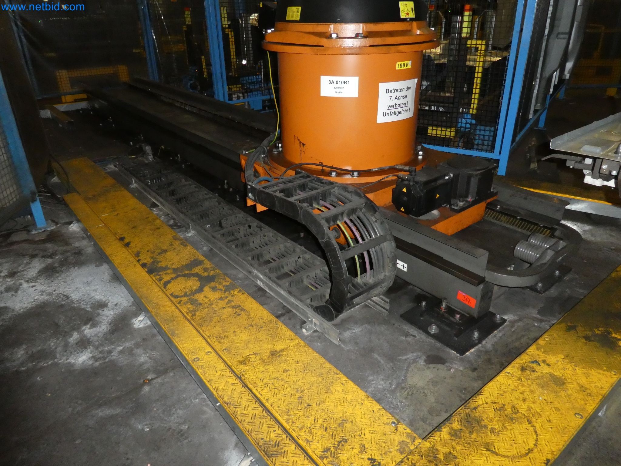 Robots, welding equipment and assembly accessories from the automotive industry-3