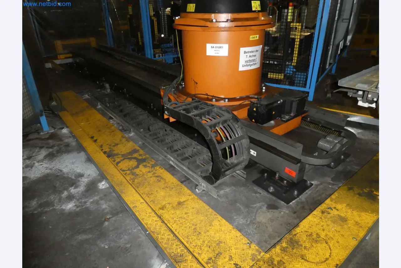 Robots, welding equipment and assembly accessories from the automotive industry-3