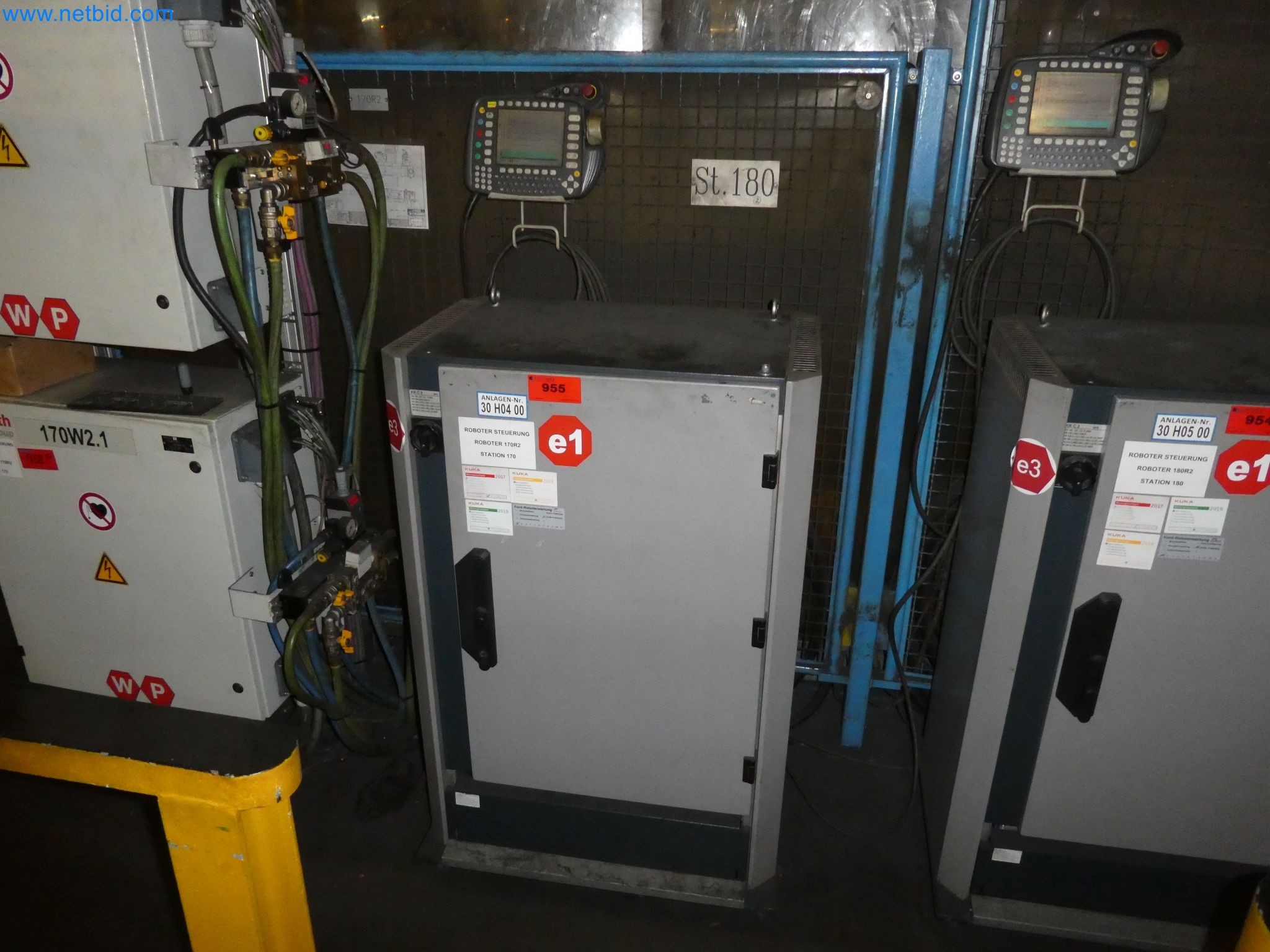 Robots, welding equipment and assembly accessories from the automotive industry-40