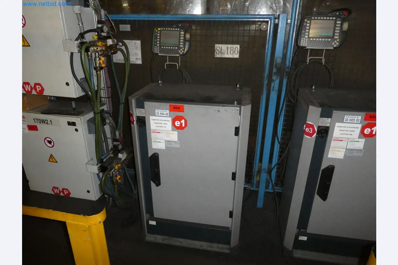 Robots, welding equipment and assembly accessories from the automotive industry-40