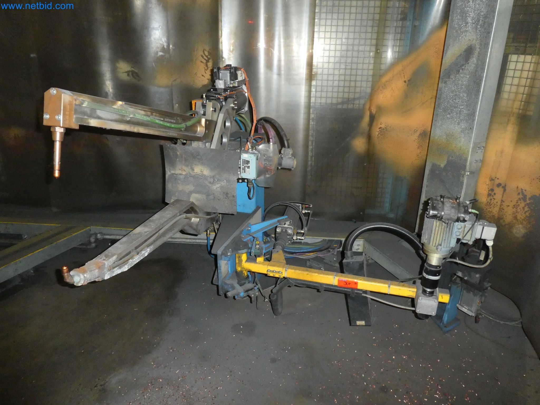 Robots, welding equipment and assembly accessories from the automotive industry-54