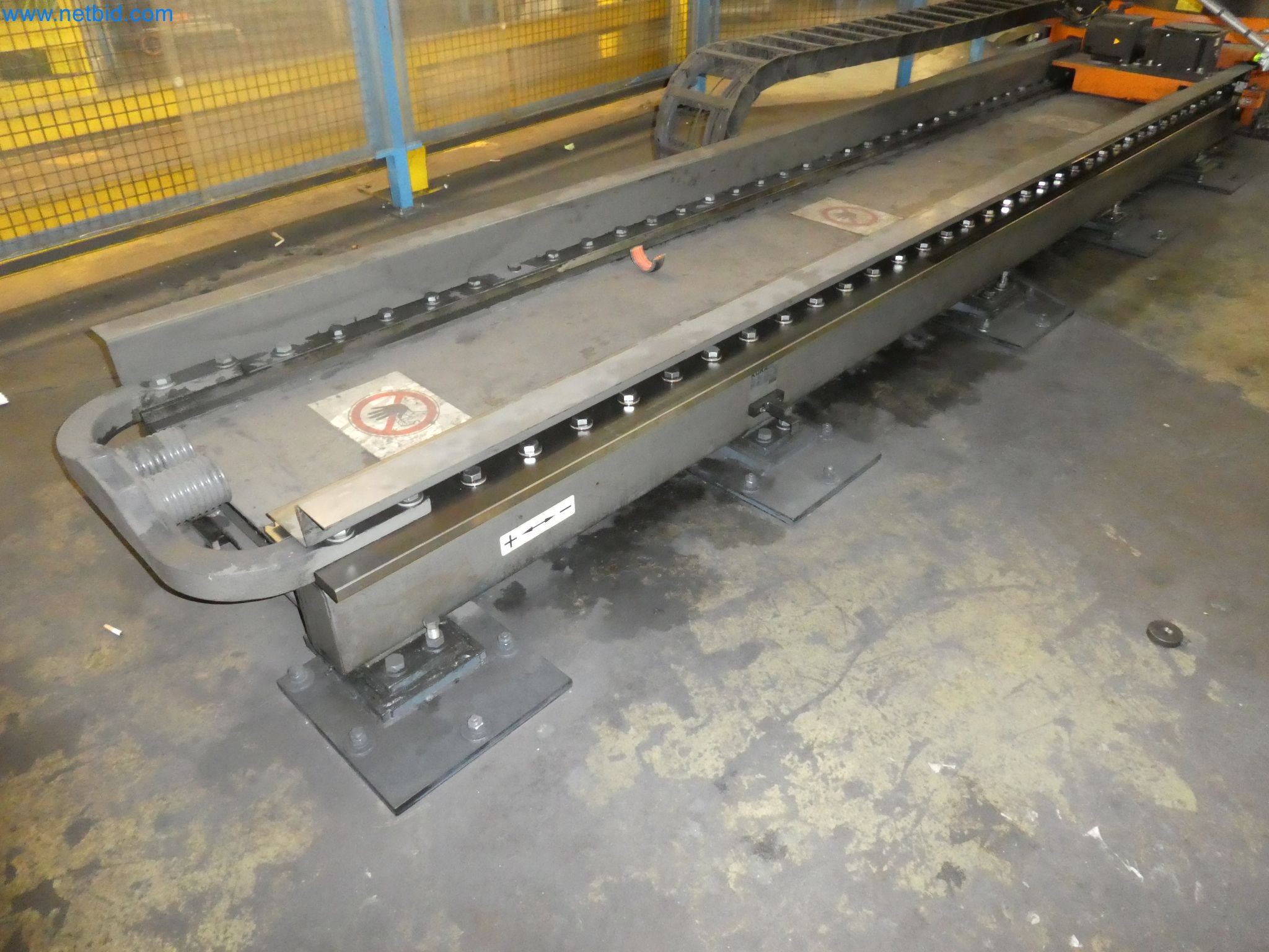 Robots, welding equipment and assembly accessories from the automotive industry-66