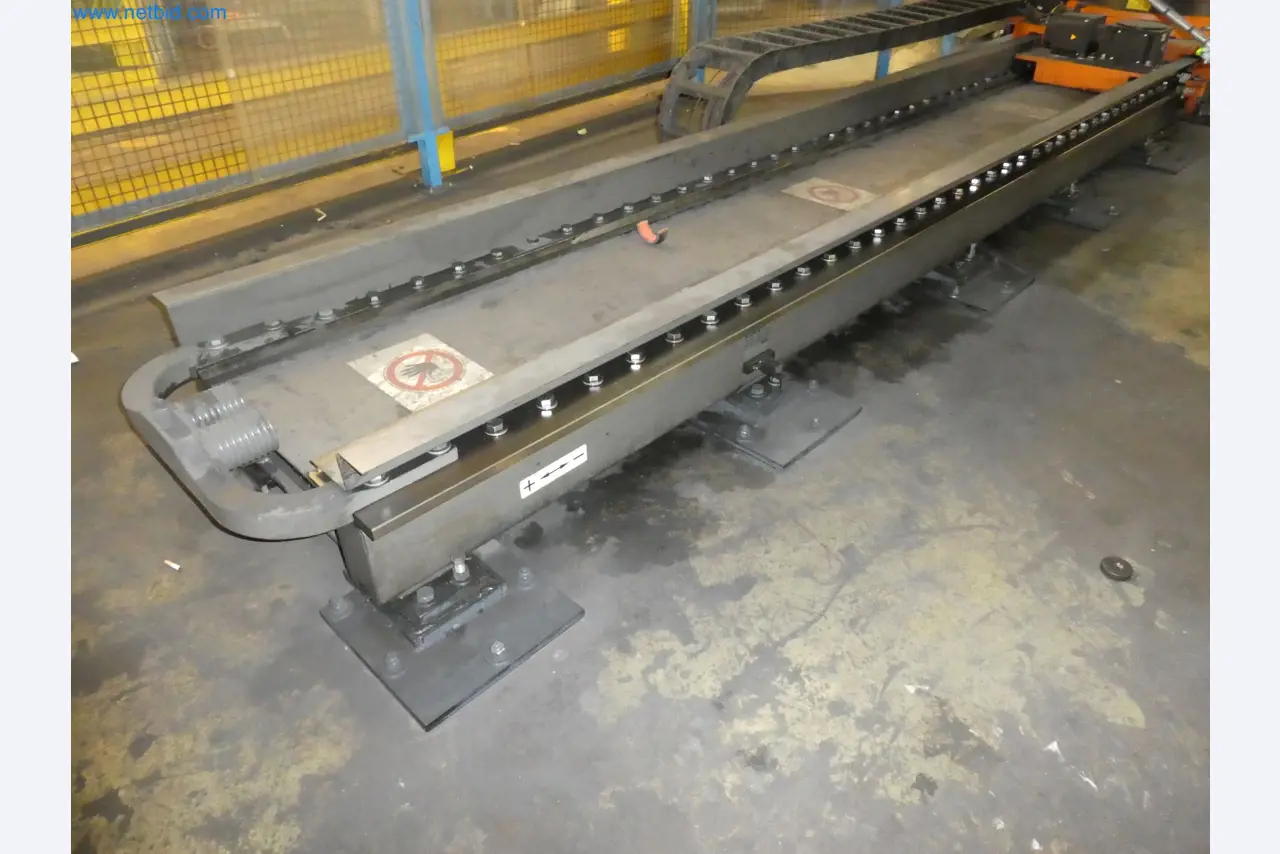 Robots, welding equipment and assembly accessories from the automotive industry-66