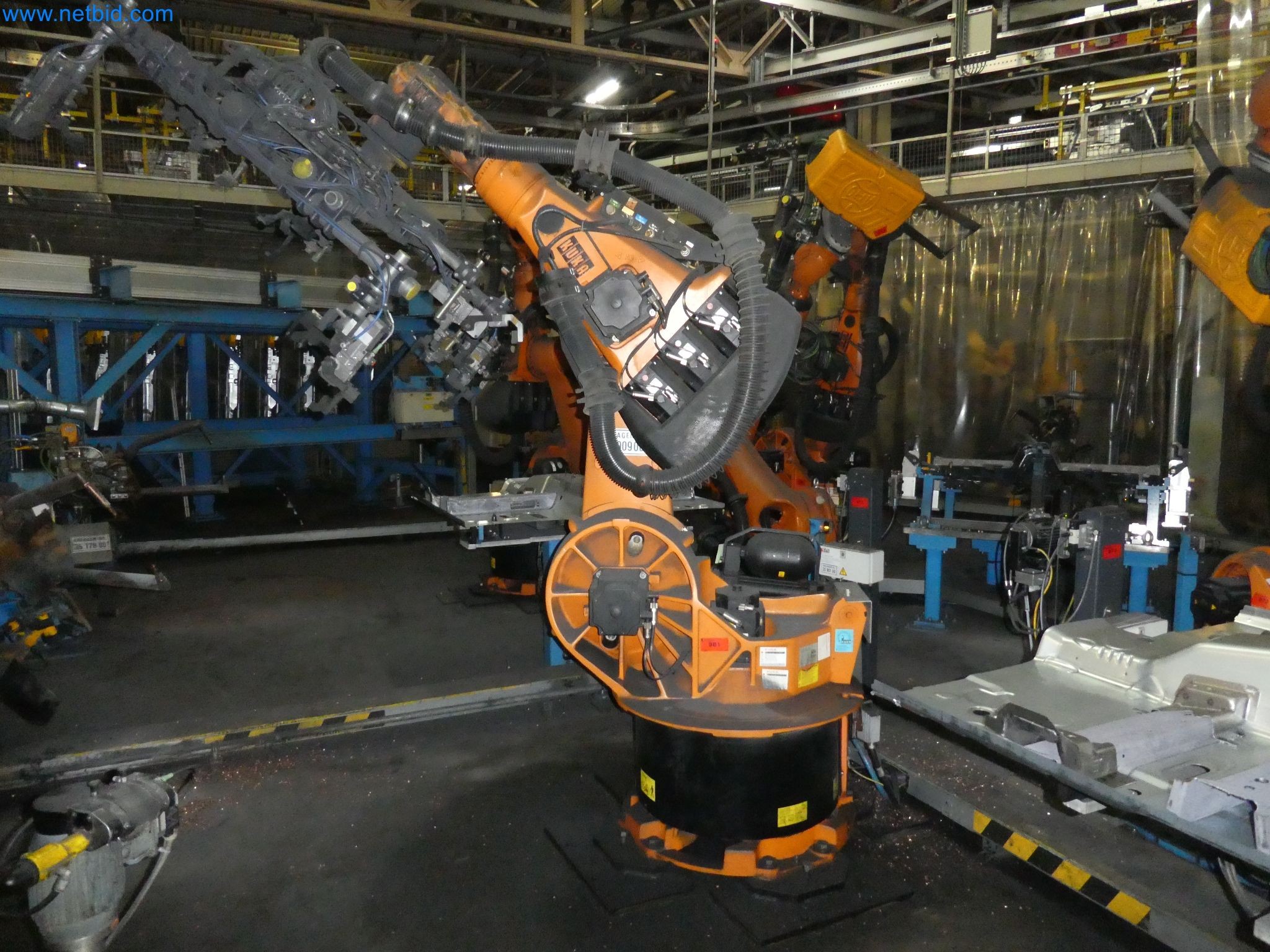 Robots, welding equipment and assembly accessories from the automotive industry-85
