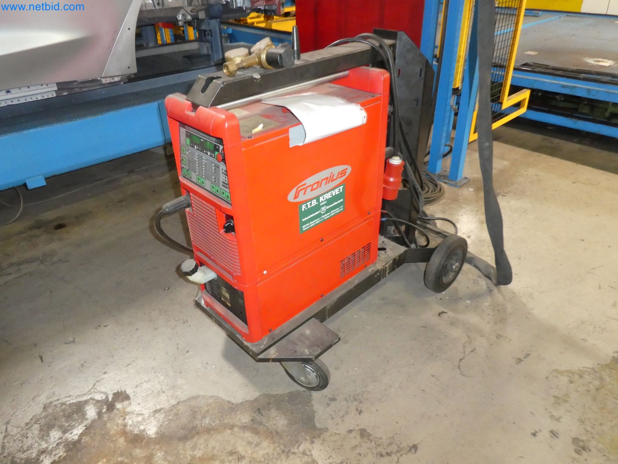 Robots, equipos de soldadura y accesorios de montaje de la industria del automóvil-2