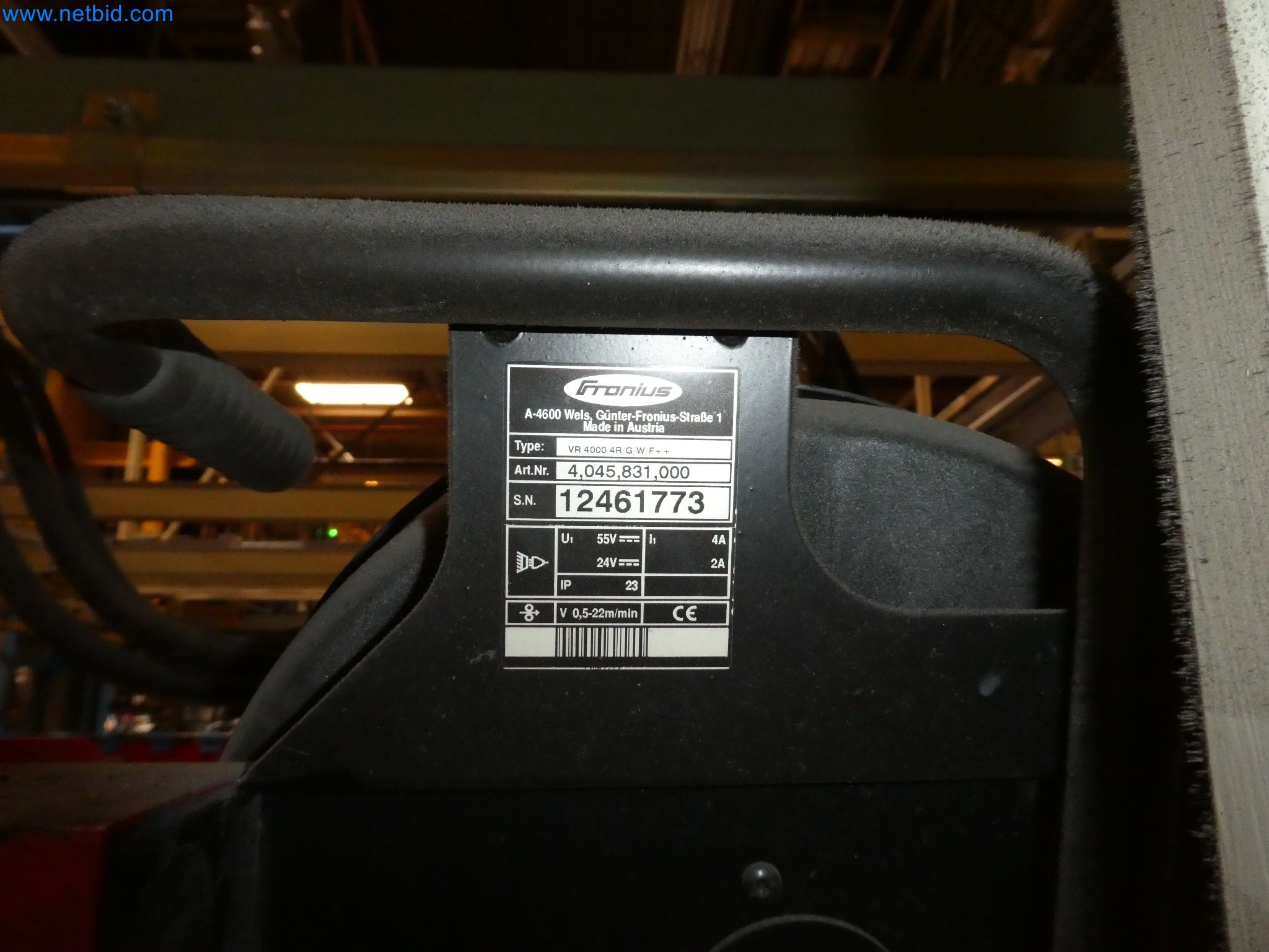 Robots, equipos de soldadura y accesorios de montaje de la industria del automóvil-3