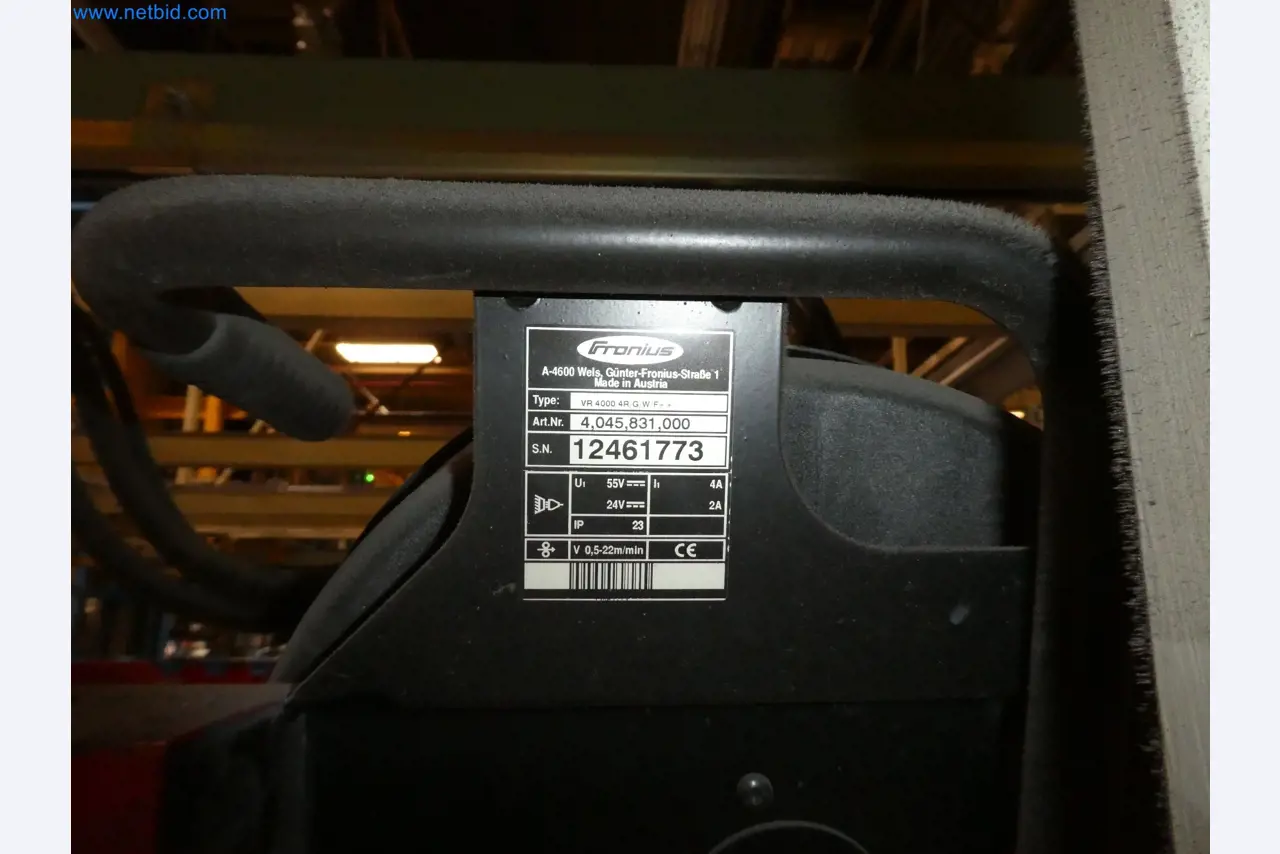 Robots, equipos de soldadura y accesorios de montaje de la industria del automóvil-3