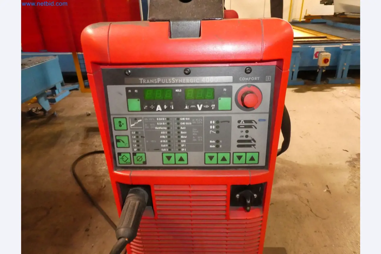 Robots, equipos de soldadura y accesorios de montaje de la industria del automóvil-4