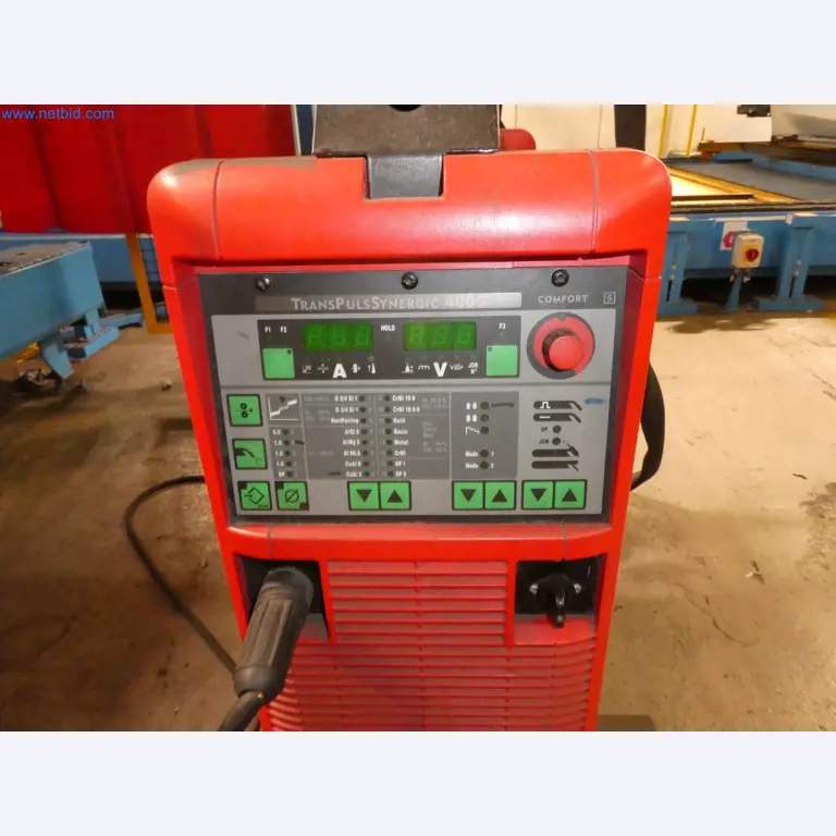 Robots, equipos de soldadura y accesorios de montaje de la industria del automóvil-4