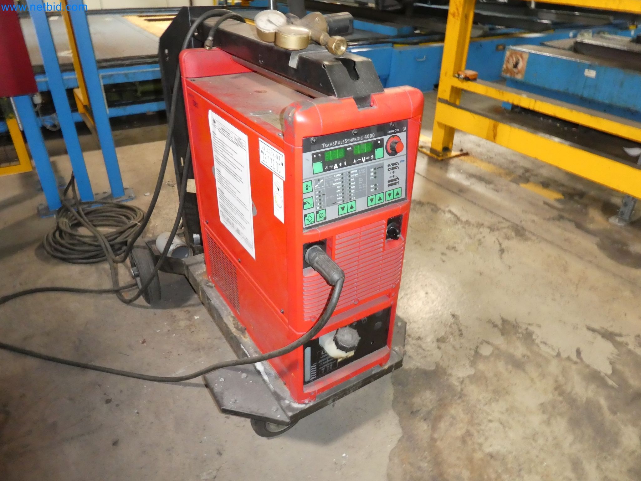 Robots, equipos de soldadura y accesorios de montaje de la industria del automóvil-5