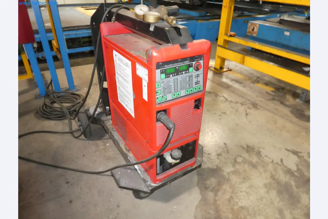 Robots, equipos de soldadura y accesorios de montaje de la industria del automóvil-5