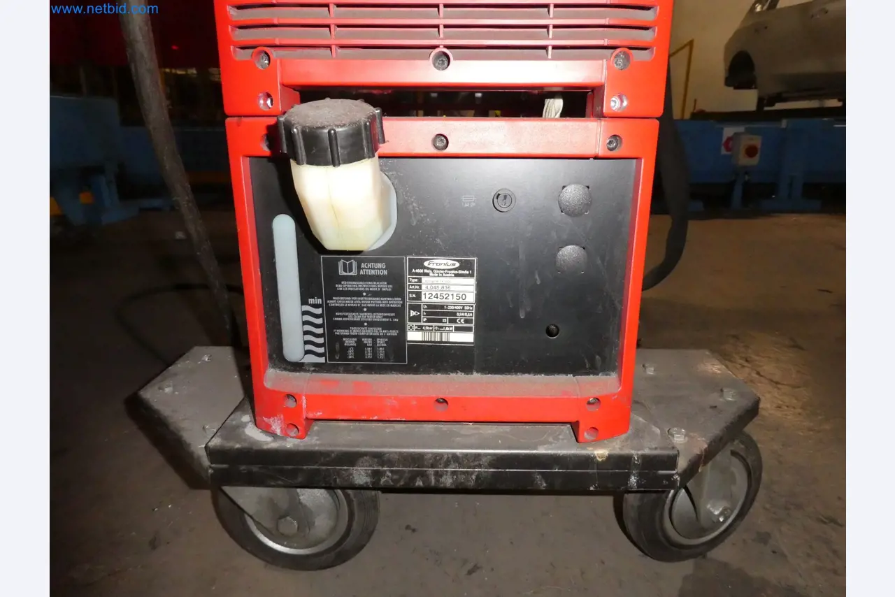 Robots, equipos de soldadura y accesorios de montaje de la industria del automóvil-6