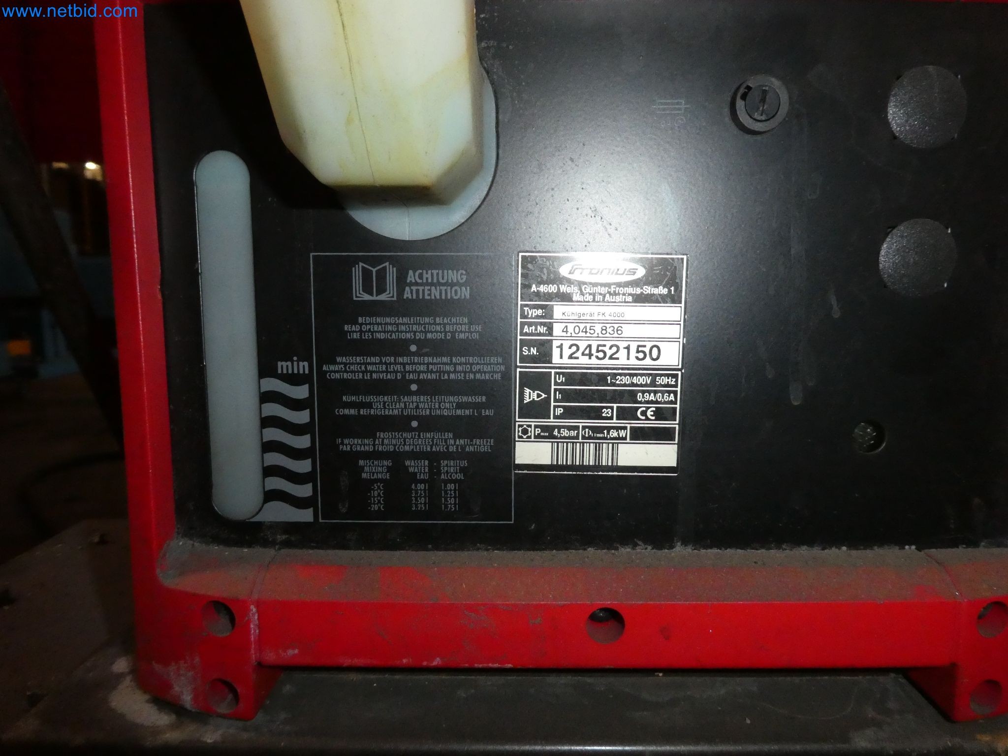 Robots, equipos de soldadura y accesorios de montaje de la industria del automóvil-7