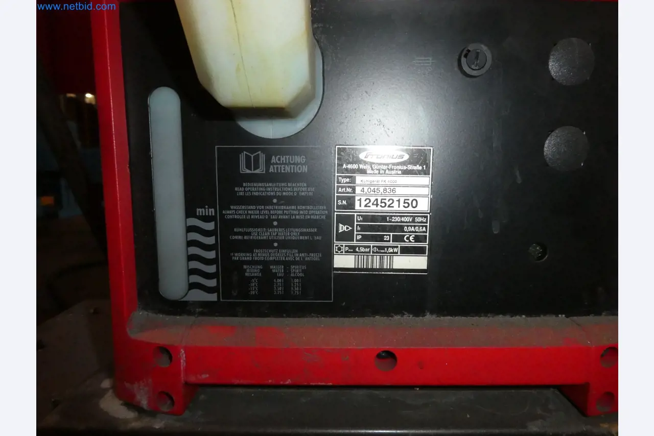 Robots, equipos de soldadura y accesorios de montaje de la industria del automóvil-7