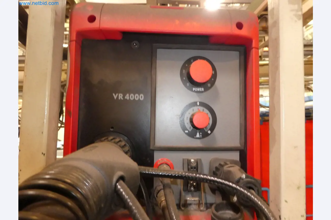 Robots, equipos de soldadura y accesorios de montaje de la industria del automóvil-8