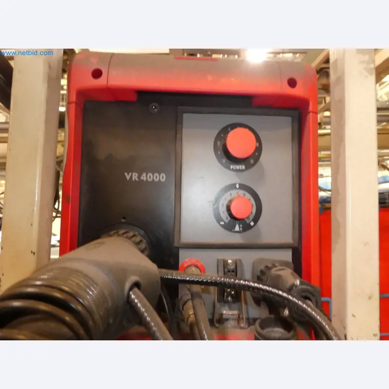 Robots, equipos de soldadura y accesorios de montaje de la industria del automóvil-8