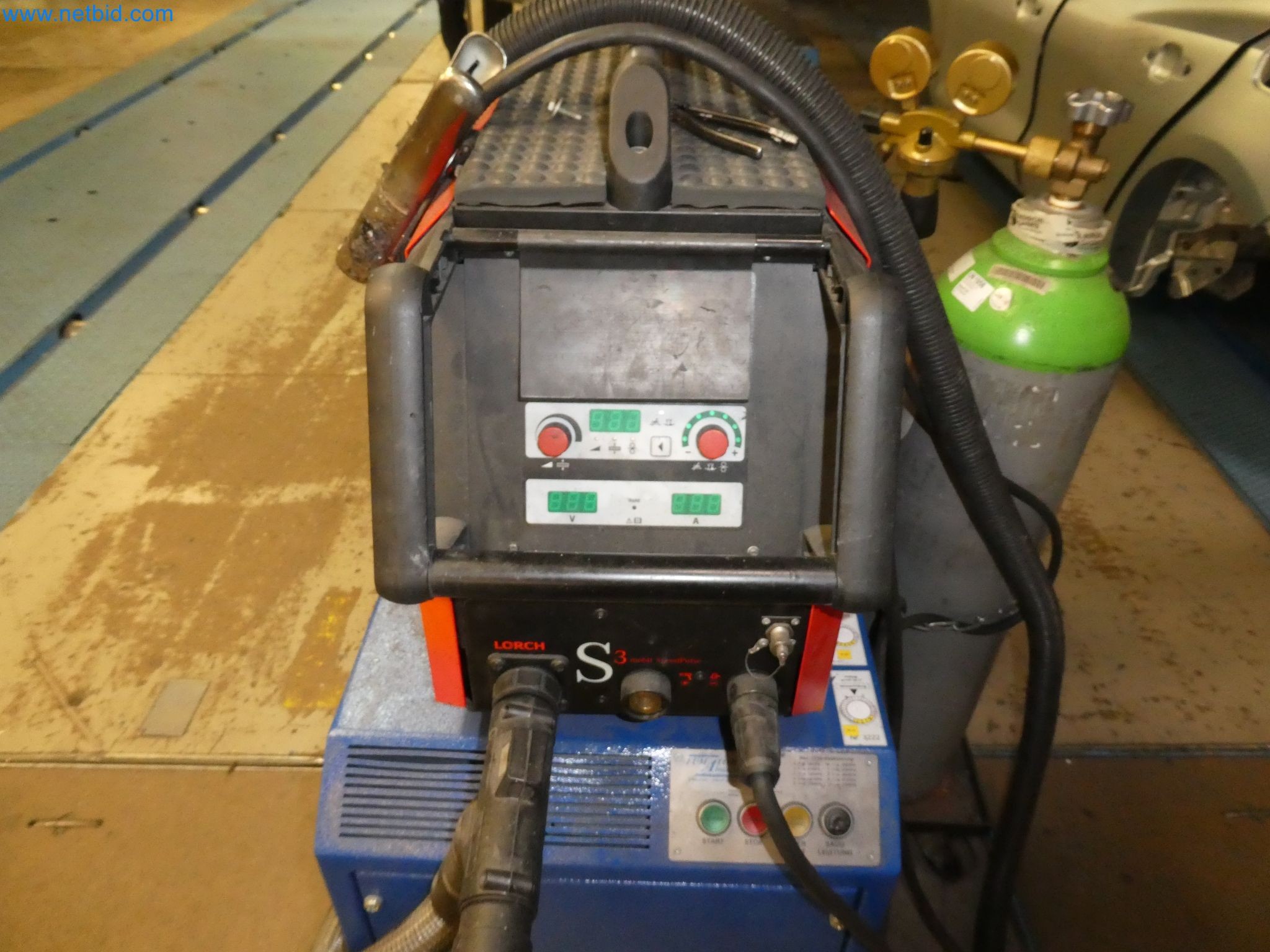 Robots, equipos de soldadura y accesorios de montaje de la industria del automóvil-1