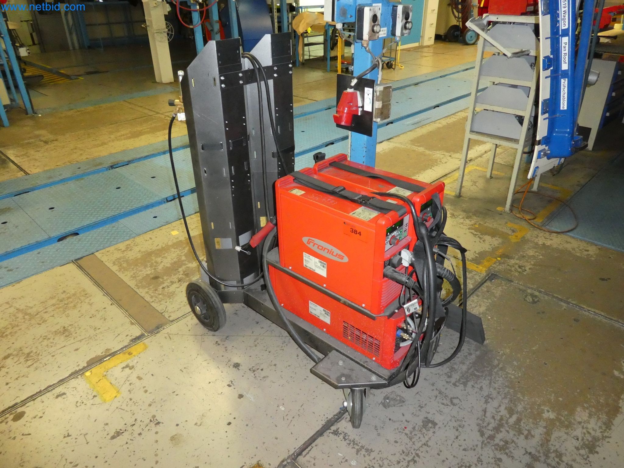 Robots, equipos de soldadura y accesorios de montaje de la industria del automóvil-3