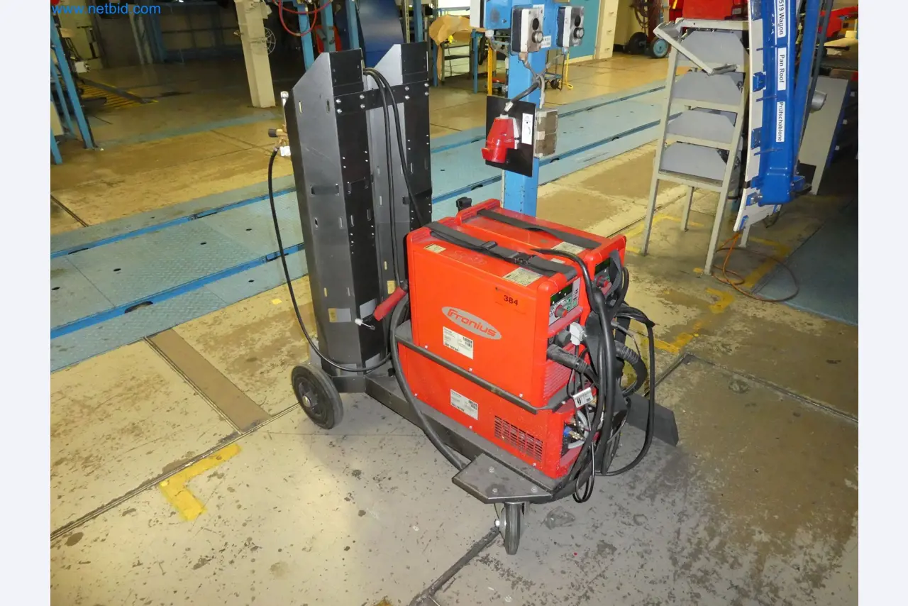 Robots, equipos de soldadura y accesorios de montaje de la industria del automóvil-3