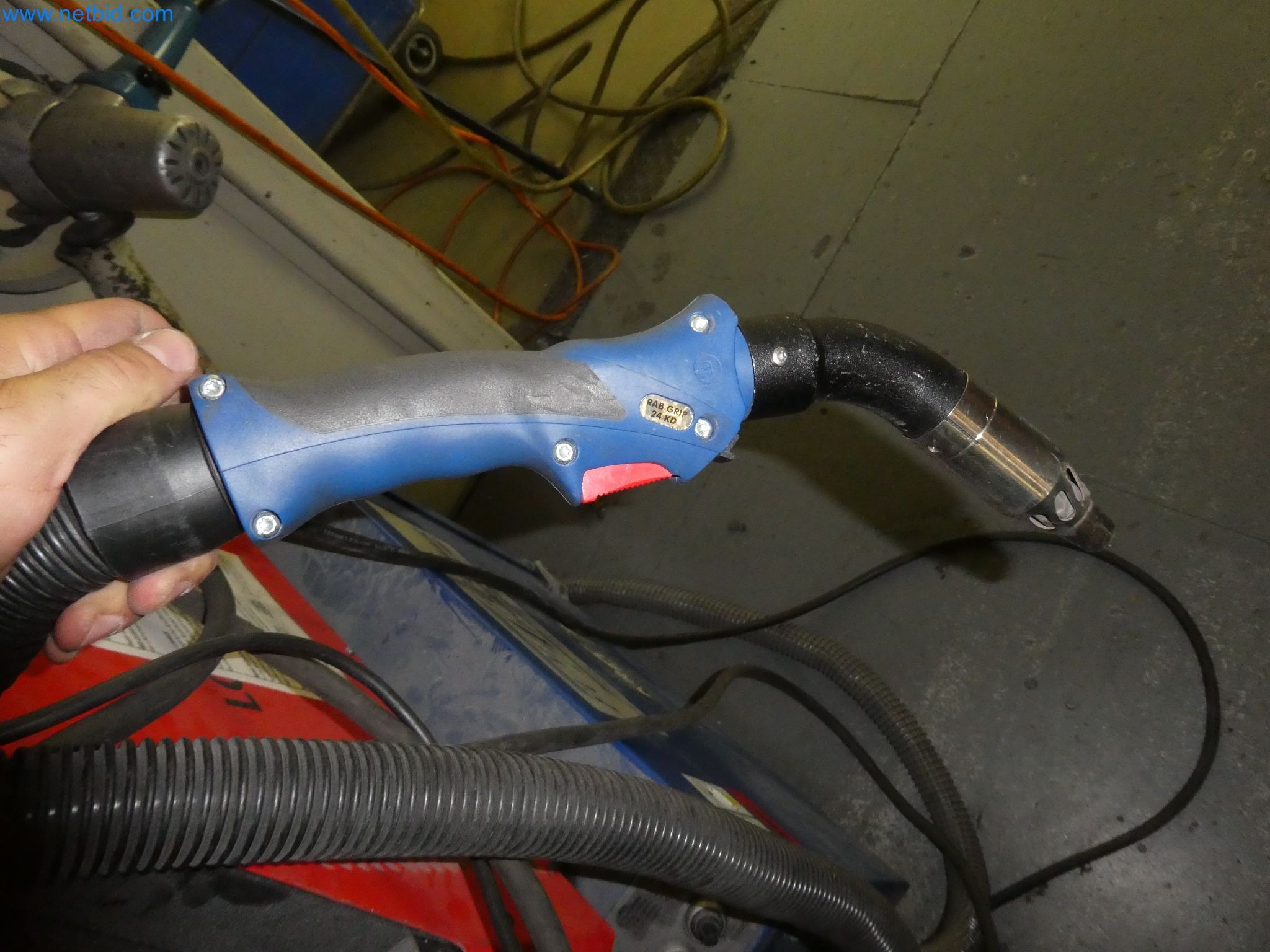 Roboti, varilna oprema in pripomočki za montažo iz avtomobilske industrije-1