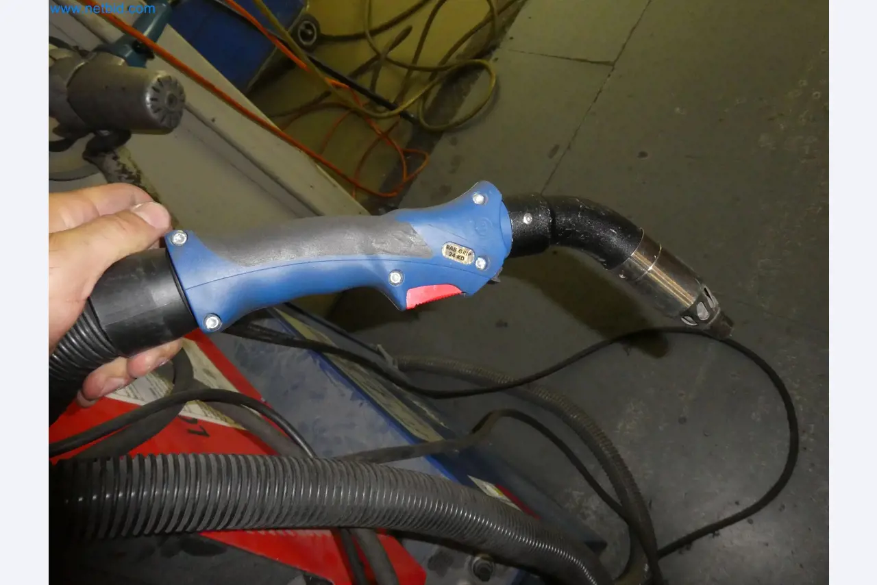 Roboti, varilna oprema in pripomočki za montažo iz avtomobilske industrije-1