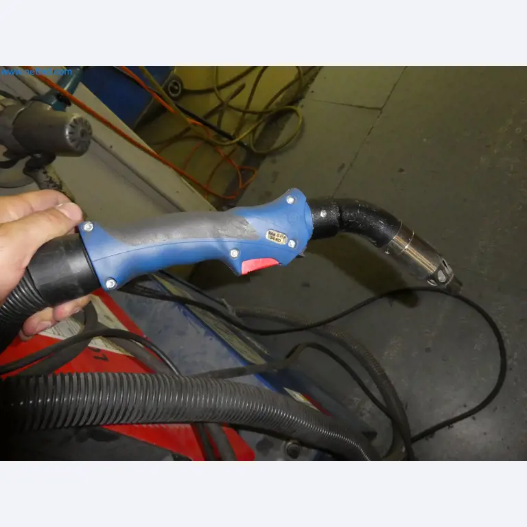 Roboti, varilna oprema in pripomočki za montažo iz avtomobilske industrije-1