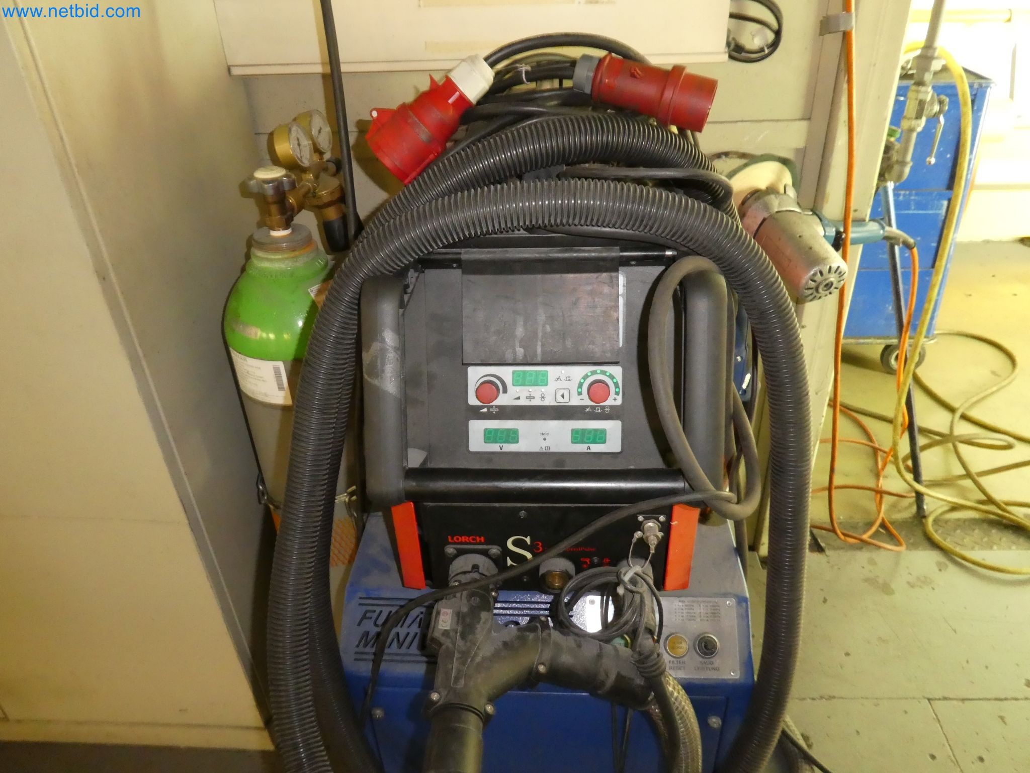 Roboti, varilna oprema in pripomočki za montažo iz avtomobilske industrije-2